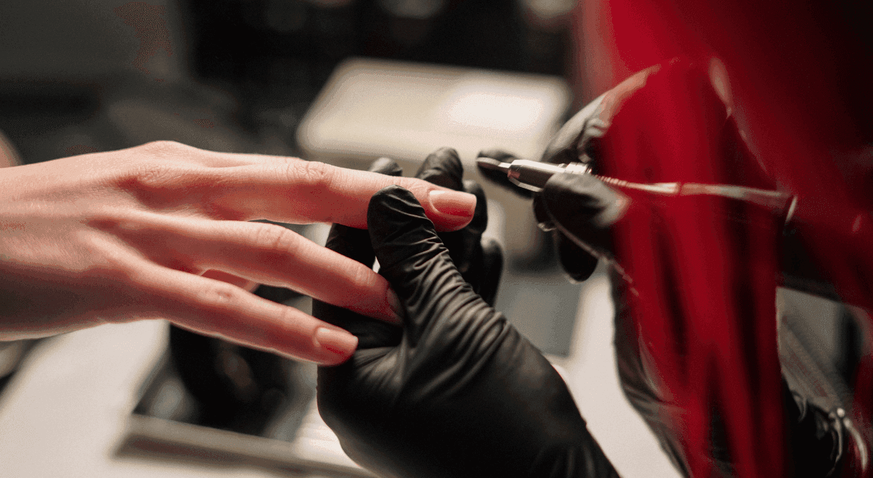 Cutículas: Entenda sua função na saúde das unhas e aprenda como cuidar delas!